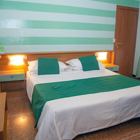 Albergo Glory Borghetto Santo Spirito Bagian luar foto