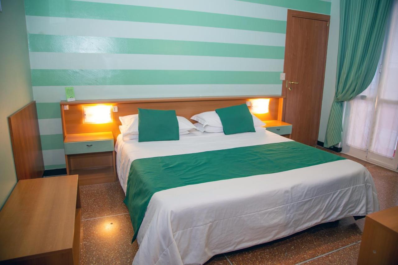 Albergo Glory Borghetto Santo Spirito Bagian luar foto