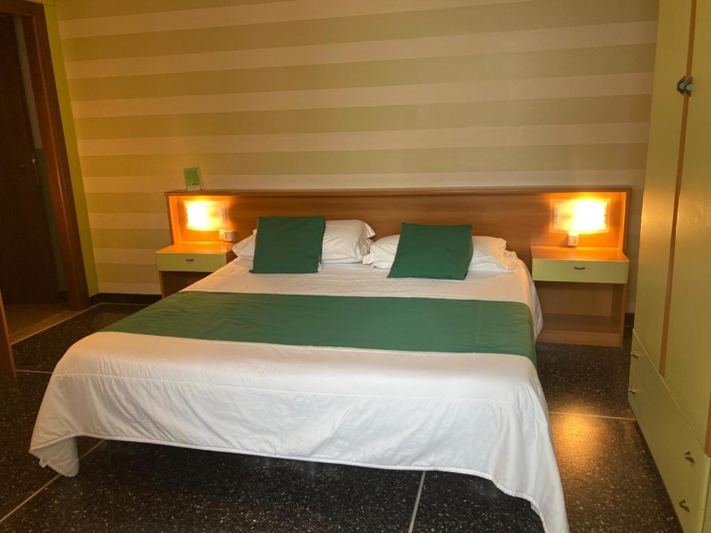 Albergo Glory Borghetto Santo Spirito Bagian luar foto
