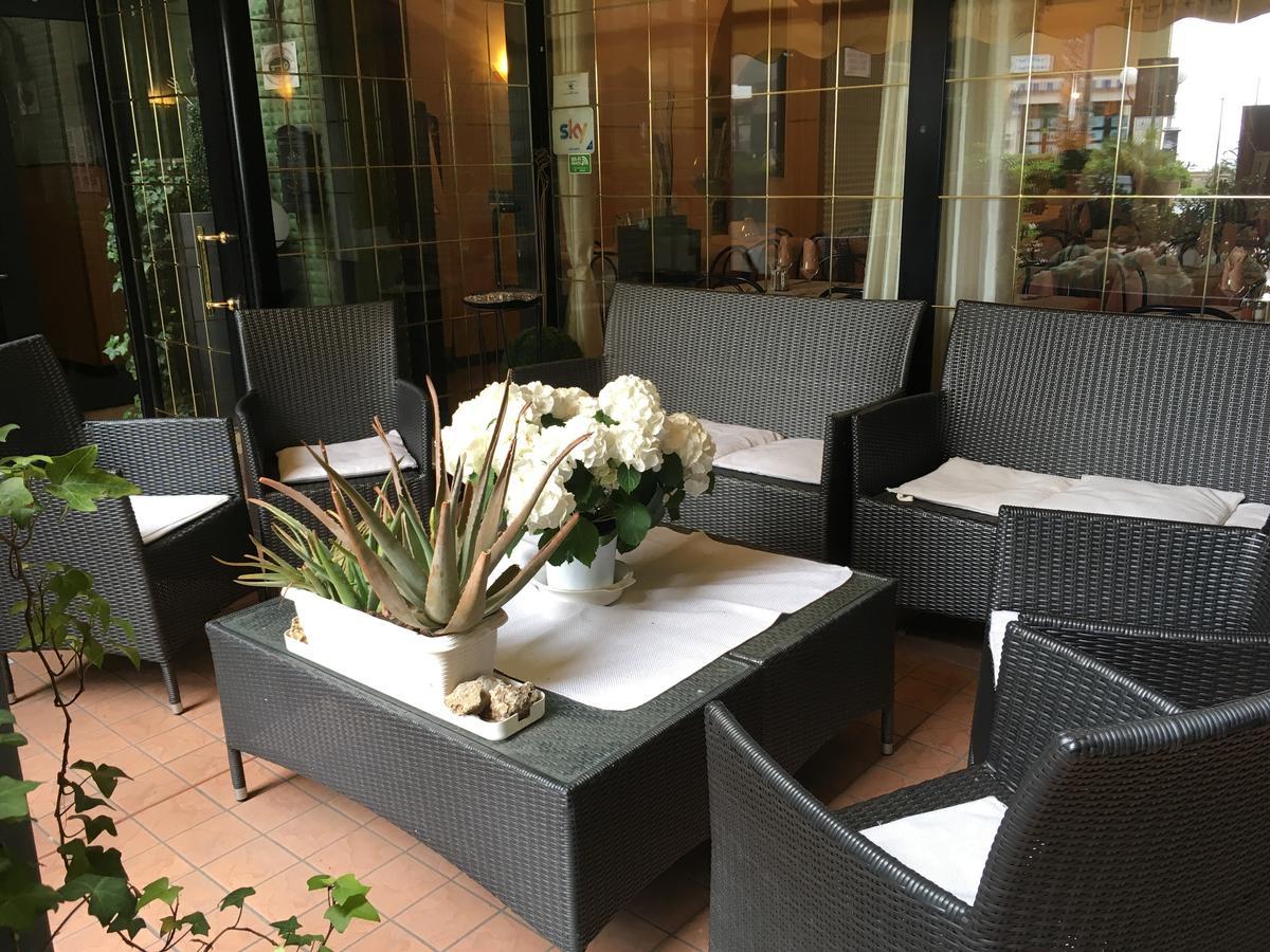 Albergo Glory Borghetto Santo Spirito Bagian luar foto