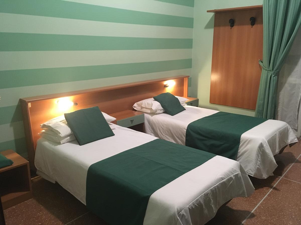 Albergo Glory Borghetto Santo Spirito Bagian luar foto