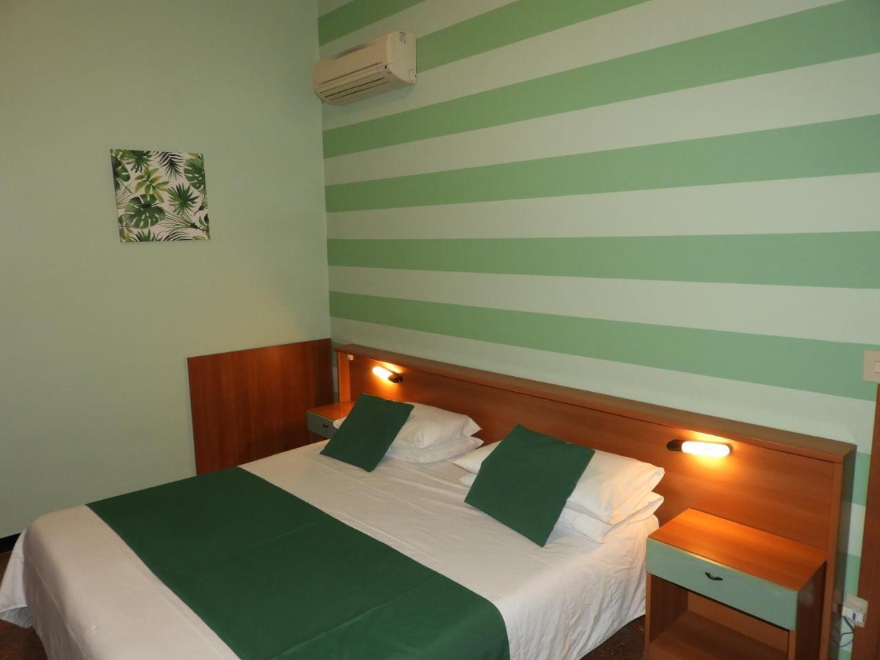 Albergo Glory Borghetto Santo Spirito Bagian luar foto