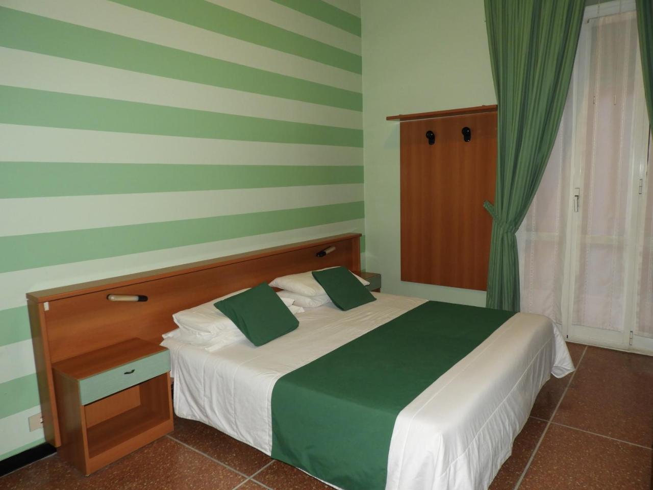 Albergo Glory Borghetto Santo Spirito Bagian luar foto