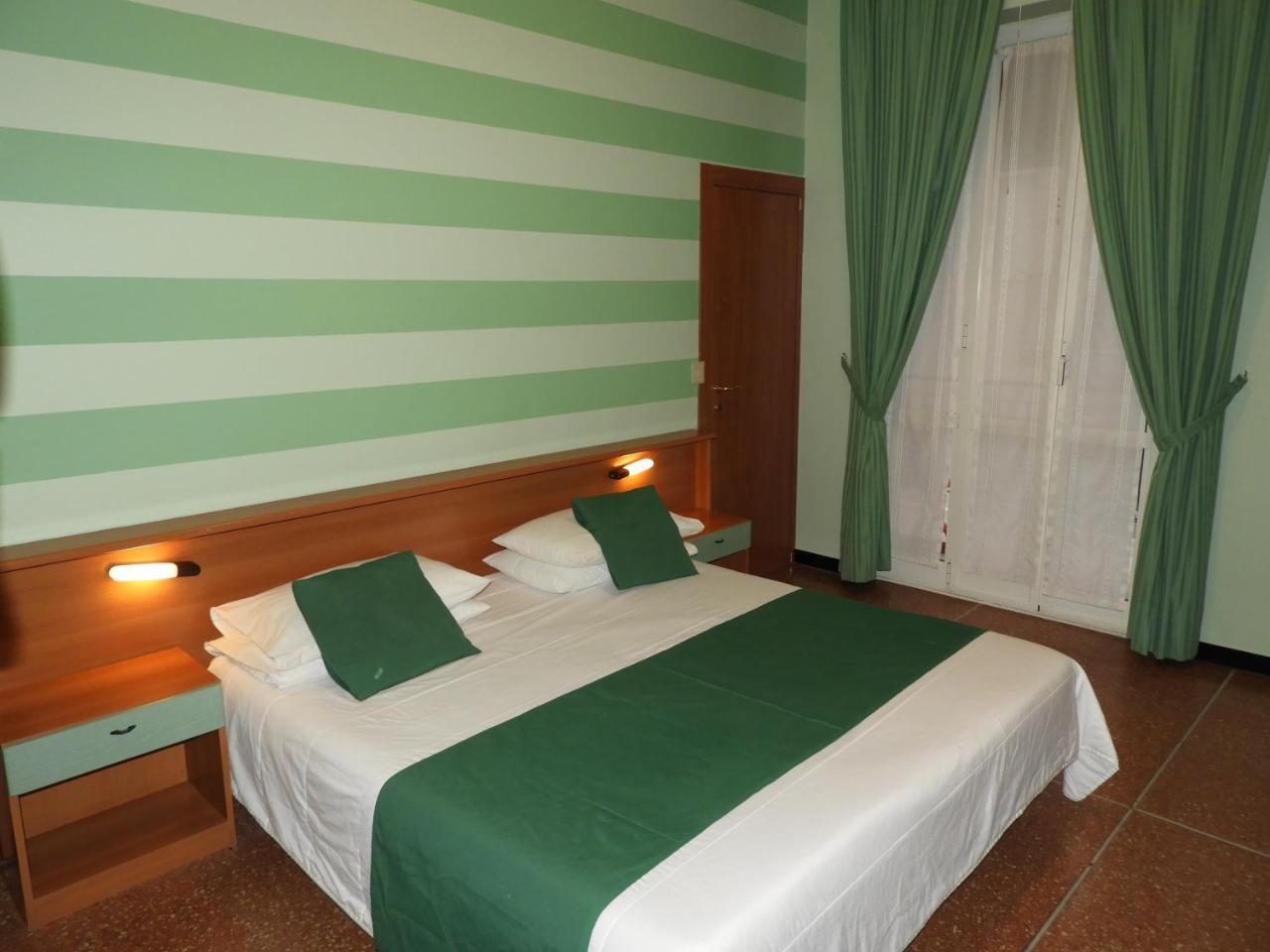 Albergo Glory Borghetto Santo Spirito Bagian luar foto